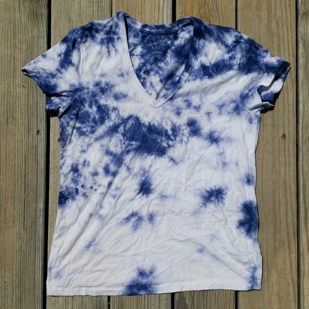 Tye dye Universal Thread V-neck t-shirt